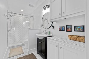 Shower, hair dryer, towels, soap - Historic Loft in Central Business District! Walk to Restaurants & Bathhouse Row! (Hot Springs)