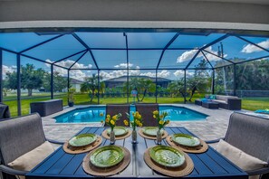 Utendørsbasseng og et oppvarmet basseng