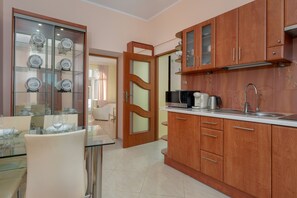 Fridge, microwave, stovetop, coffee/tea maker - Studio centrum Poznań by Renters (Poznan)