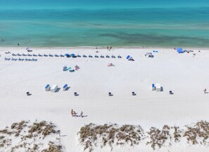 On the beach - 4BR 3BA on the 10th Floor at the Majestic, Sleeps 12! (Panama City Beach)