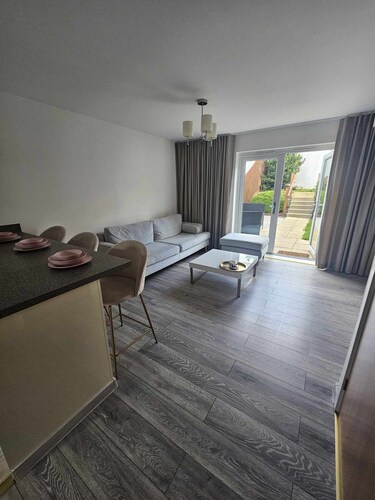 Entire 2 Bedroom House Modern, Stylish & Luxury. Pet-Friendly!