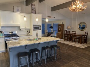 Fridge, microwave, oven, stovetop - Cozy lake home with fire pit at Fort Gibson Lake!! (Wagoner)