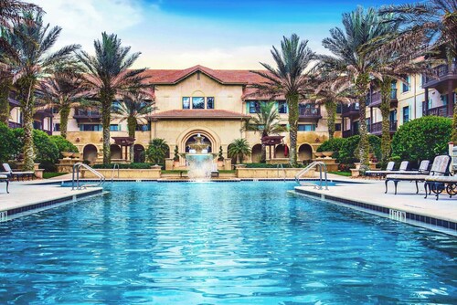 1BR - fountain view-balcony-65 in TV-wood floors-heated pool-hot tub!
