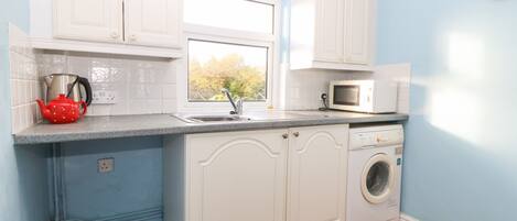 Fridge, dishwasher, cookware/dishes/utensils