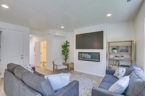 Garden City Townhome w/ Fireplace Near Bear Lake!