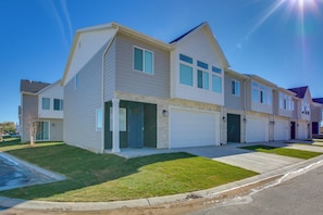Apartment (3 Bedrooms) | Interior - Garden City Townhome w/ Fireplace Near Bear Lake! (Garden City)