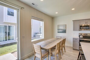 Interior - Garden City Townhome w/ Fireplace Near Bear Lake! (Garden City)