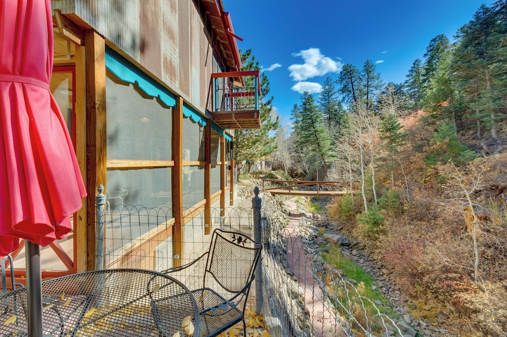 Riverside Retreat w/ Screened Porch: 6 Mi to Taos! - Peñasco, NM