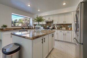 Microondas, horno, placa de cocina, lavavajillas