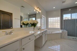 Casa (Multiple Bedrooms) | Baño