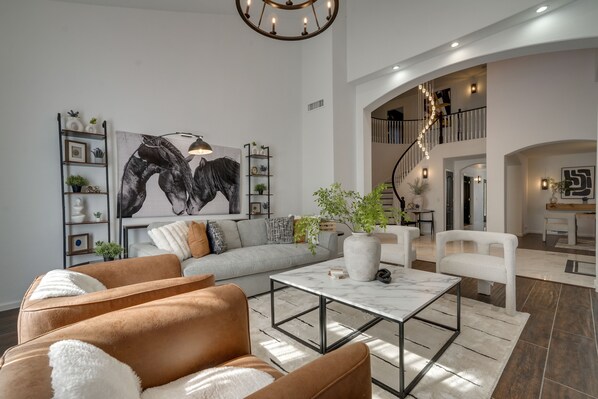 تلفزيون، مدفأة، وحدة تحكم لألعاب الفيديو، كُتُب