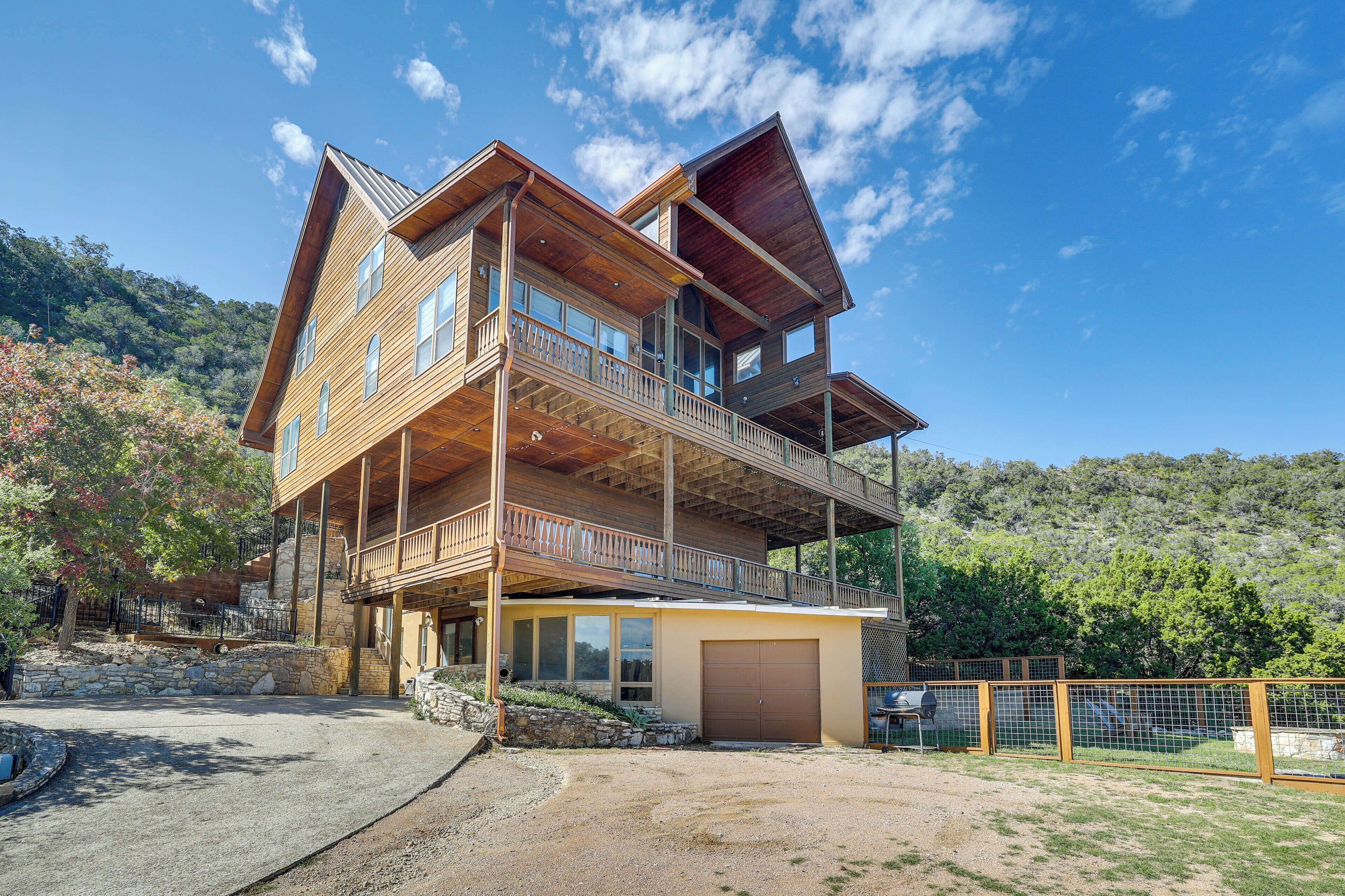 House (6 Bedrooms) | Interior