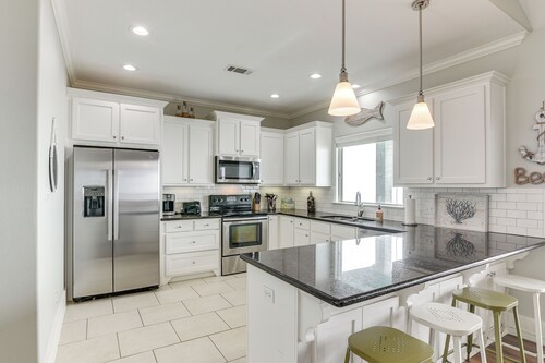 Oceanfront Crystal Beach Vacation Home w/ Deck!