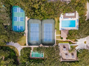 A heated pool - Cozy Ground-Level Beach Retreat Just Steps from the Shore (New Smyrna Beach)