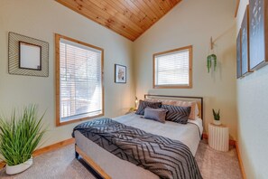 House (3 Bedrooms) | Interior - Mtn-view Waynesville Home Near Trout Stocked Creek (Waynesville)