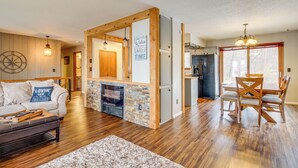 Living area - Brainerd Cabin: Waterfront Fire Pit + Lake Access! (Brainerd)