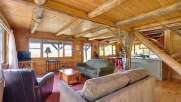 House (2 Bedrooms) | Living area | Books