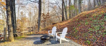 Pet-friendly Cabin w/ Fire Pit in Spruce Pine!