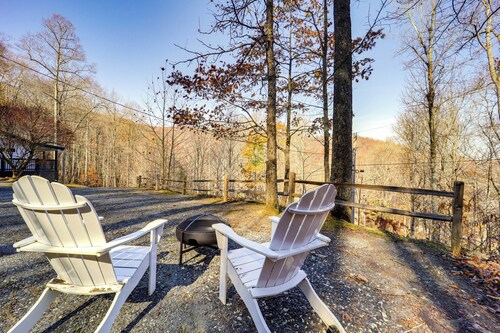 Pet-friendly Cabin w/ Fire Pit in Spruce Pine!