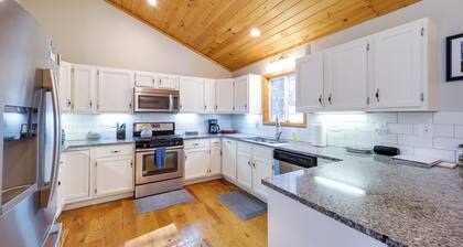 Pet-friendly Cabin w/ Fire Pit in Spruce Pine!