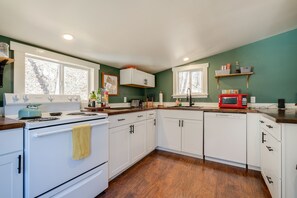 Cottage (1 Bedroom) | Private kitchen