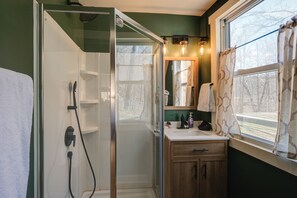 Cottage (1 Bedroom) | Bathroom - Cozy Eagle Rock Cottage on the Creek w/ Loft! (Eagle Rock)