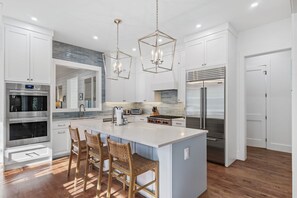 冷蔵庫、電子レンジ、オーブン、コンロ