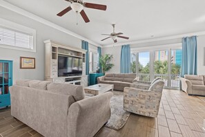 Smart TV - Spacious Retreat in Myrtle Beach: At Salt & Light, Your Dream Vacation Awaits (Myrtle Beach)