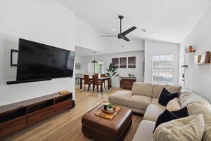 Televisión, chimenea y oficina 