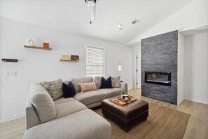 TV, fireplace, offices - Cozy & Modern Home in Heart of Dallas (Dallas)