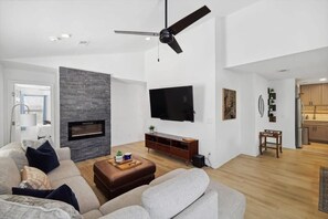 TV, fireplace, offices - Cozy & Modern Home in Heart of Dallas (Dallas)