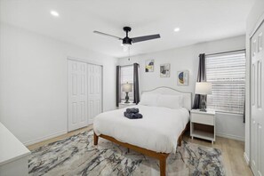 4 bedrooms, iron/ironing board, WiFi, bed sheets - Cozy & Modern Home in Heart of Dallas (Dallas)