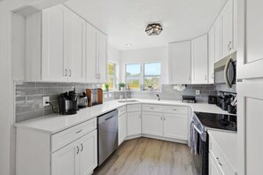 Een koelkast, een microgolfoven, een oven, een kookplaat