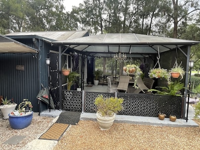 Self contained Rural cottage only 15 min from Tamworth centre. Pet friendly. 