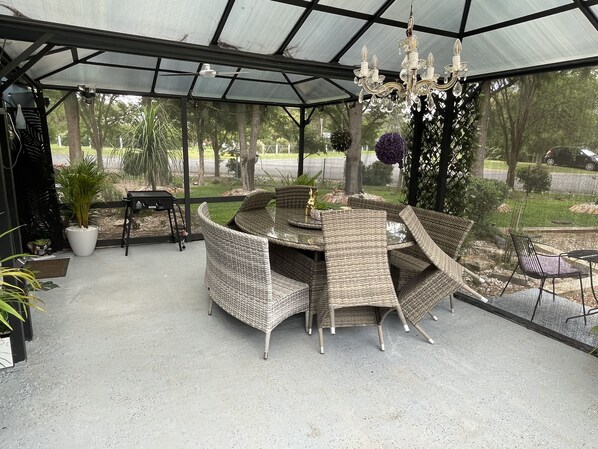 Outdoor dining - Self contained Rural cottage only 15 min from Tamworth centre. Pet friendly. (Kingswood)