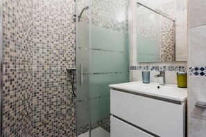Dusche, Haartrockner, Bidet, Handtücher
