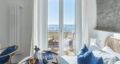 Charming penthouse with an ocean view a few steps from the train and bus station