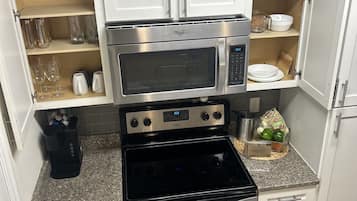 冰箱、微波炉、烤箱、炉灶