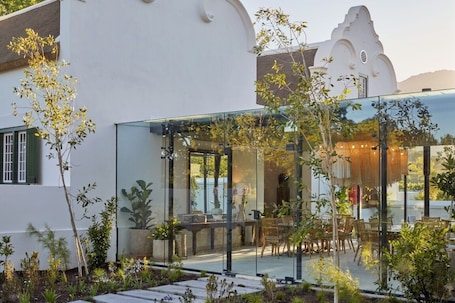 Restaurante. Blaauwklippen Manor by NEWMARK