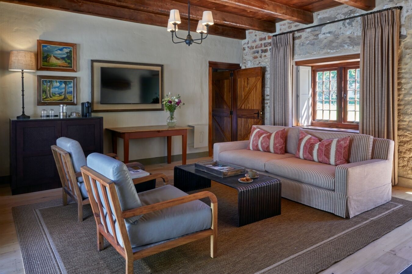 Jonkershuis Luxury Room | Zona de estar | Smart TV de 42 cm con canales por satélite