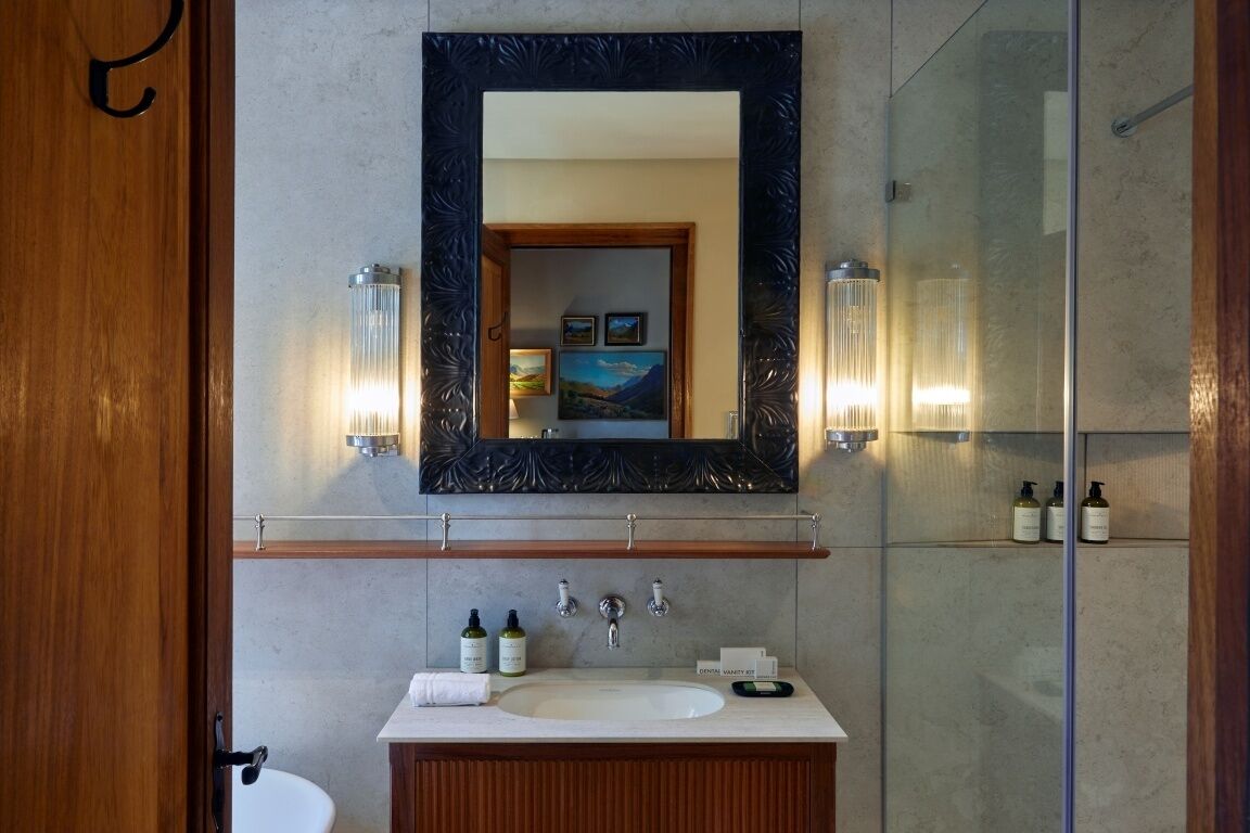 Manor House Superior Room | Bathroom | Shower, hair dryer, slippers, towels