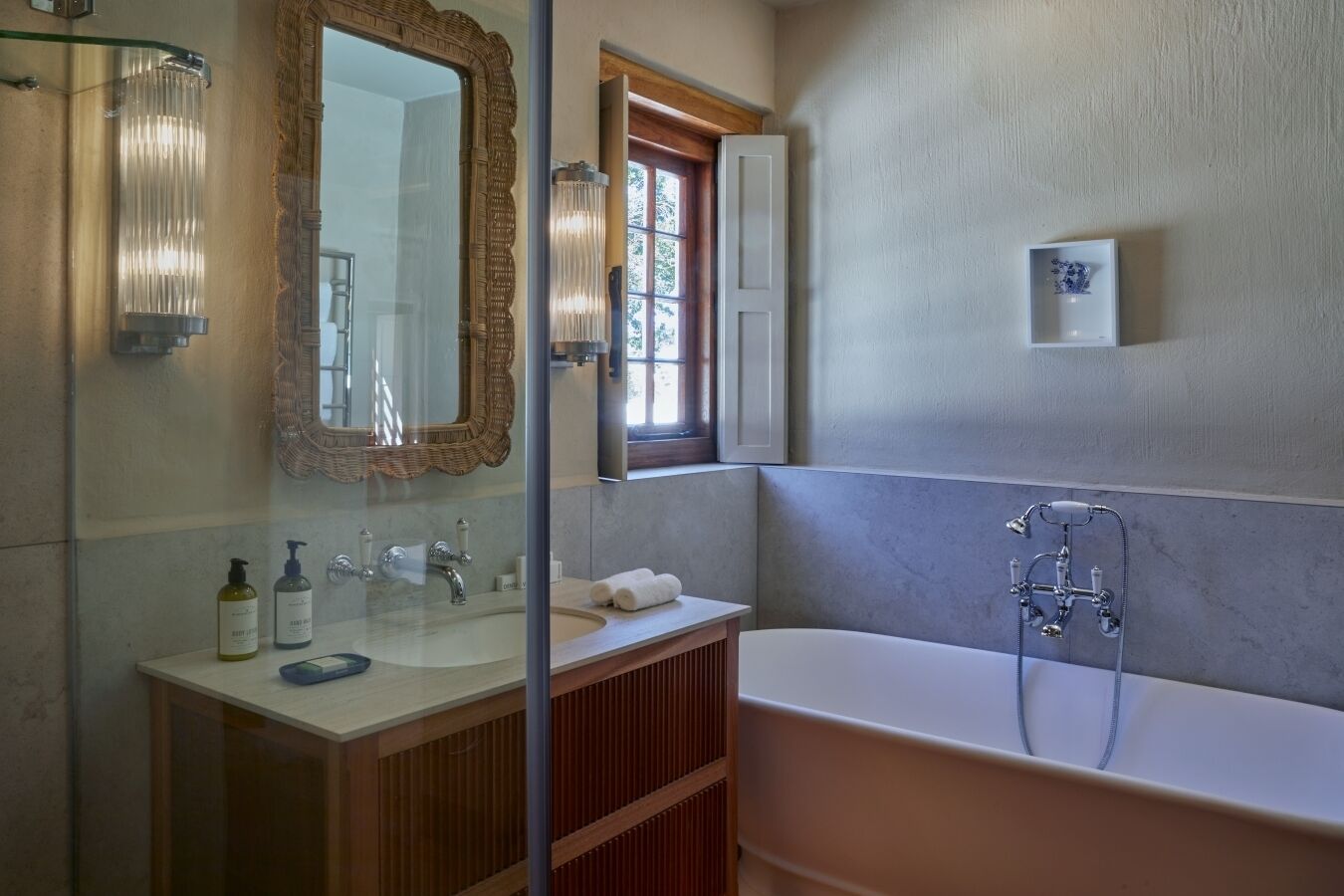 Jonkershuis Luxury Room | Bathroom | Shower, hair dryer, slippers, towels