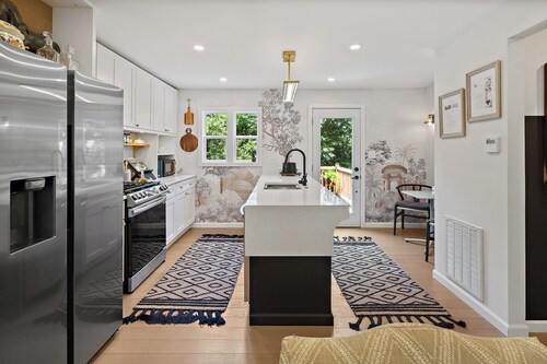 Family-Friendly Alexandria Cottage Near Metro, DC, Sleeps 8