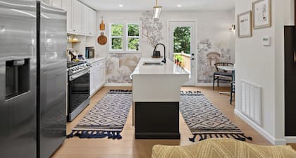 Family-Friendly Alexandria Cottage Near Metro, DC, Sleeps 8