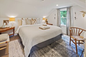 4 bedrooms, desk, iron/ironing board, travel crib - Adorable Family Cottage near Metro Access to DC Sleeps 8 (Alexandria)