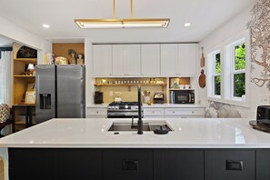 Fridge, microwave, oven, stovetop - Adorable Family Cottage near Metro Access to DC Sleeps 8 (Alexandria)