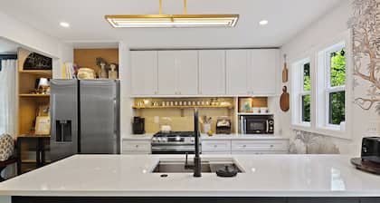 Adorable Family Cottage near Metro Access to DC Sleeps 8