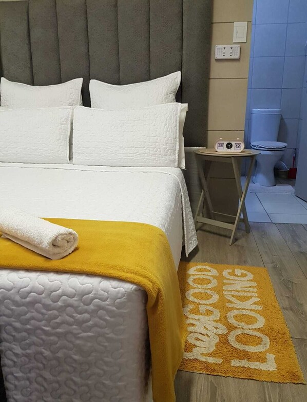 1 bedroom, iron/ironing board, WiFi, bed sheets - A very private & serene guest unit within a gated community with 24 hr security (Kempton Park)