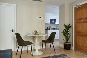 One Bedroom One Bathroom | Vardagsrum | 40-tums tv med kabelkanaler, Netflix och streamingtjänster