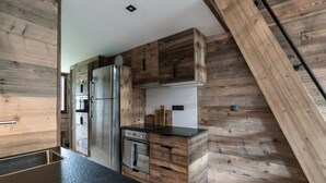 Une cuisine moderne avec des meubles en bois et un plan de travail noir.